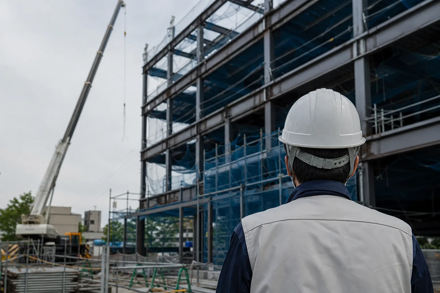 建設現場で監督業務を行う様子